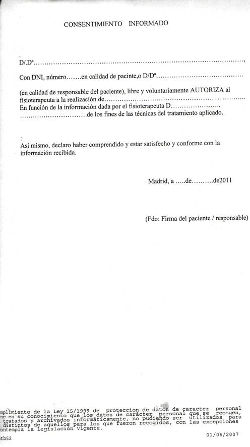 Primer plano de los electrodos de posicionamiento de la mano del  fisioterapeuta en la rodilla del paciente en el hospital