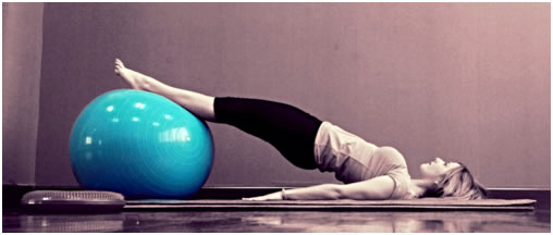 Clase de pilates básica con pelota pequeña 