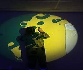Tratamiento fisioterápico en sala multisensorial y taller de psicomotricidad para pacientes geriátricos con demencia