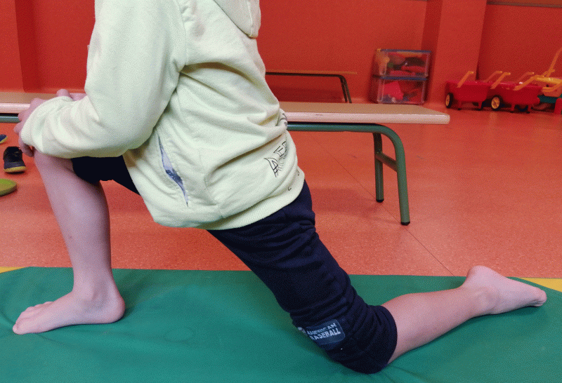 Niño sobre colchoneta de masaje para pies de bebé. ejercicios para