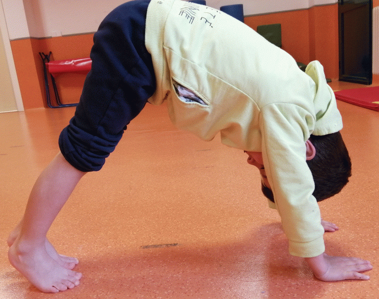 Niño sobre colchoneta de masaje para pies de bebé. ejercicios para