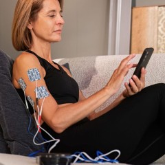 Uso de electroestimulación en el brazo para fisioterapia domiciliaria con dispositivos T-ONE.
