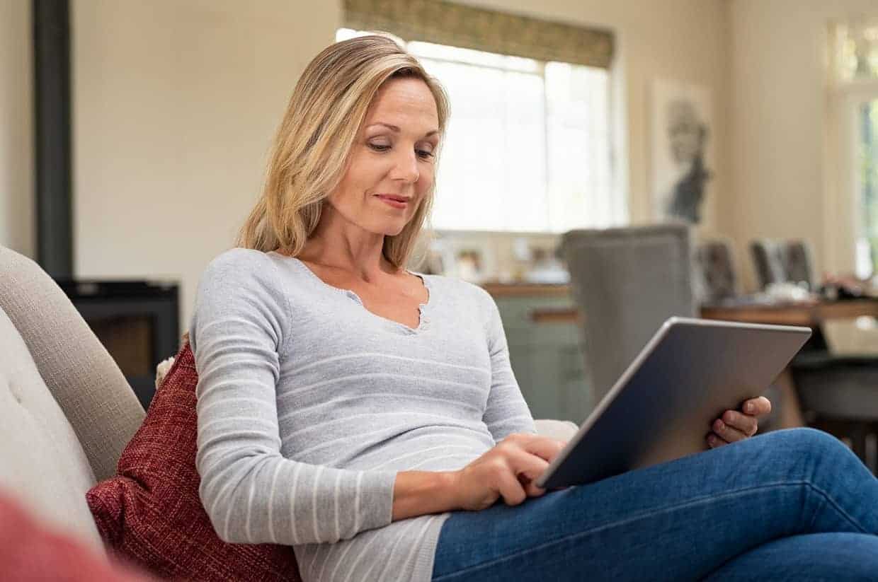 Mujer leyendo el curso de magnetoterapia en una tablet