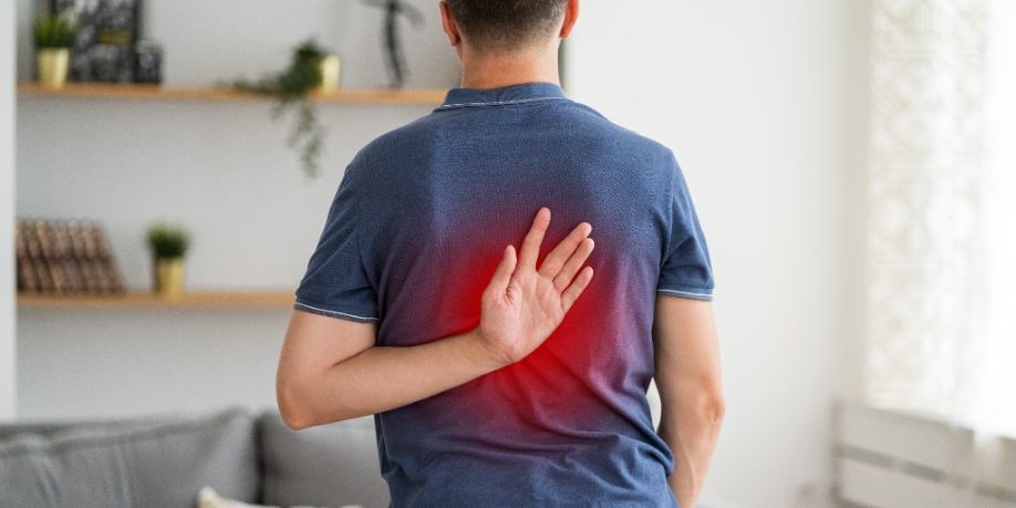 Hombre que sufre de dorsalgia