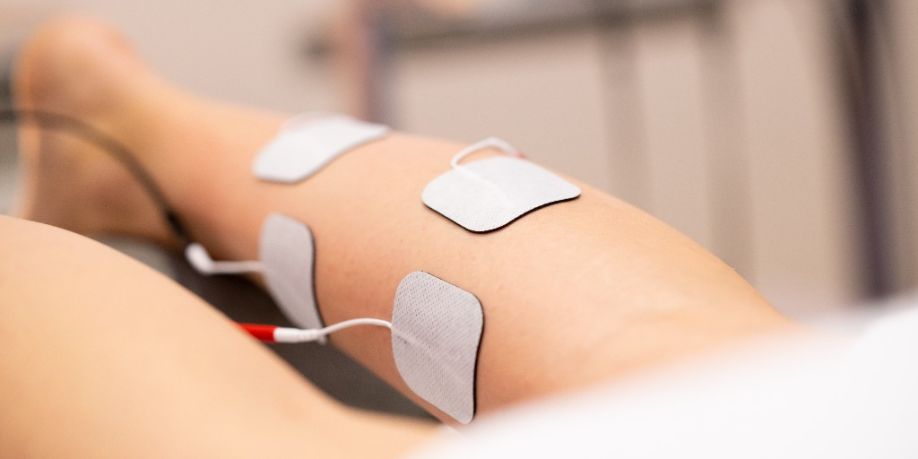 Electroestimulación en fisioterapia a una mujer joven