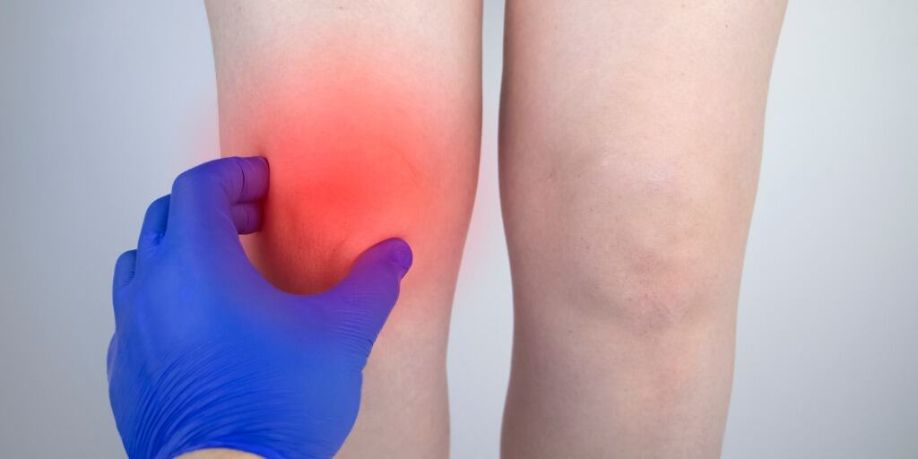 Examen a una mujer que sufre de dolor de rodilla