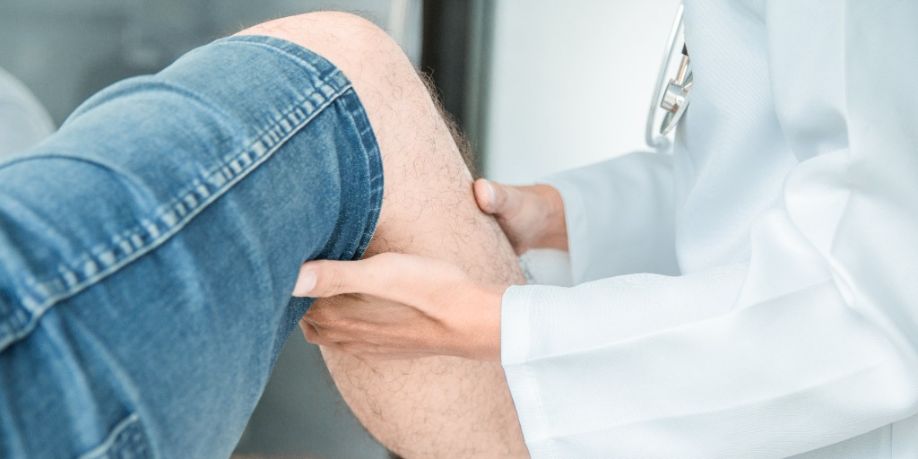 Examen de la rodilla en la clínica