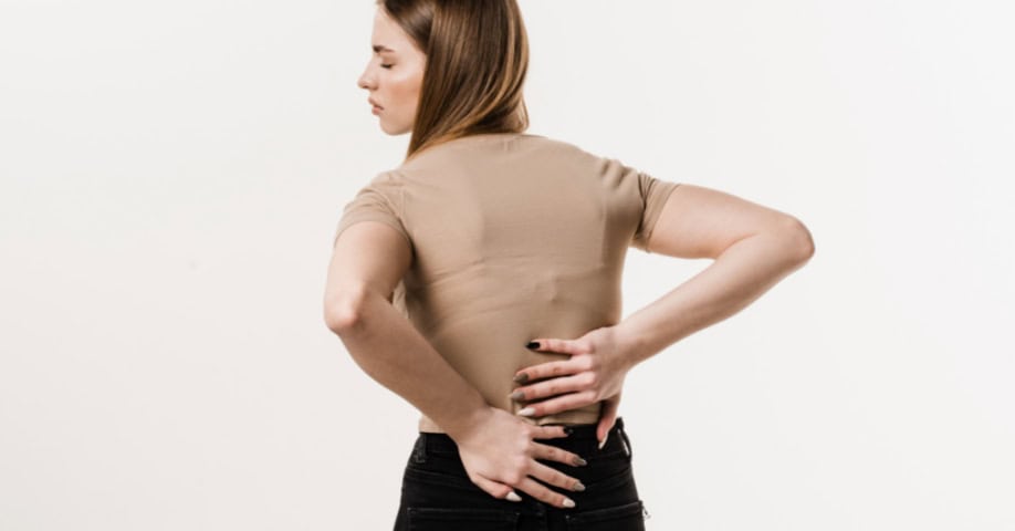 Mujer joven con dolor por protrusión discal